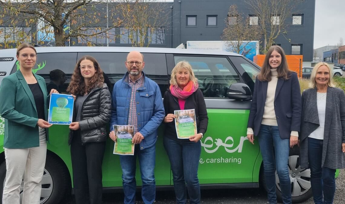 Preisübergabe der „Kultur Radtour“ (v.li.): Eileen Stork von der Deer GmbH, die Gewinner Marie Sigrist, Michael Niedoba und Heike Schirrmann, Linda Wendel von „The Artpole“ und Monika Schweickert, Leiterin der Geschäftsstelle Kulturregion. Foto: privat