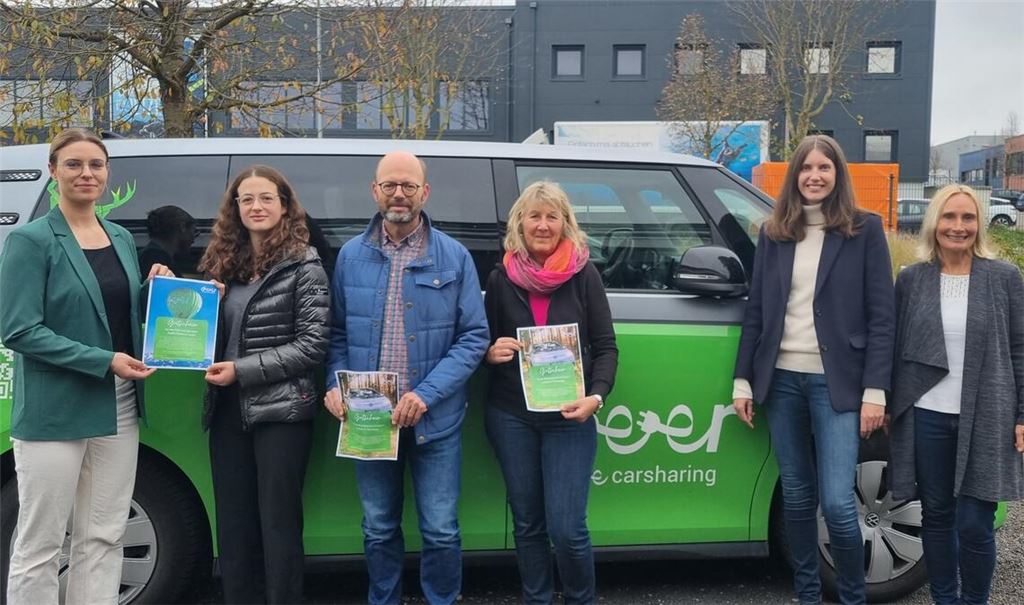 Preisübergabe der „Kultur Radtour“ (v.li.): Eileen Stork von der Deer GmbH, die Gewinner Marie Sigrist, Michael Niedoba und Heike Schirrmann, Linda Wendel von „The Artpole“ und Monika Schweickert, Leiterin der Geschäftsstelle Kulturregion. Foto: privat
