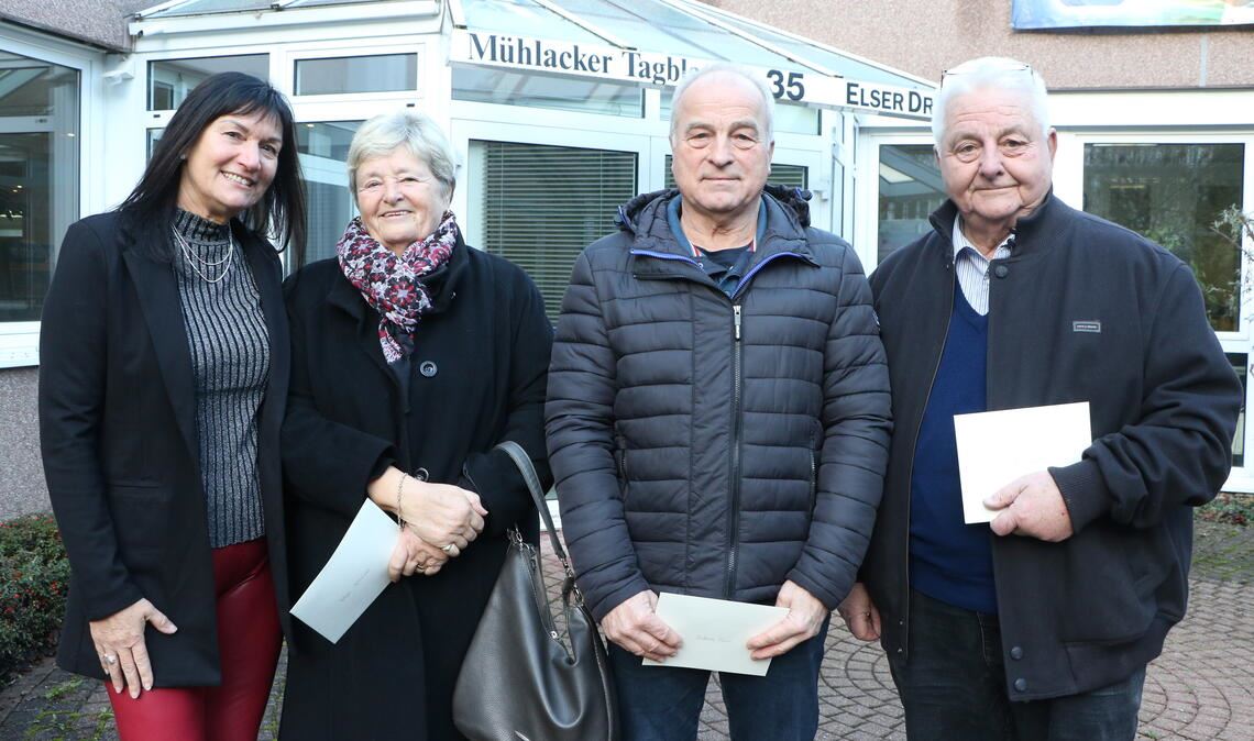 Preisübergabe des Weihnachtsgewinnspiels: Rolf Königer (v. re.), Walter Maier für seine Frau Andrea und Helga Bollmoor mit Evi Straub aus der Anzeigenabteilung. Foto: Steigleder