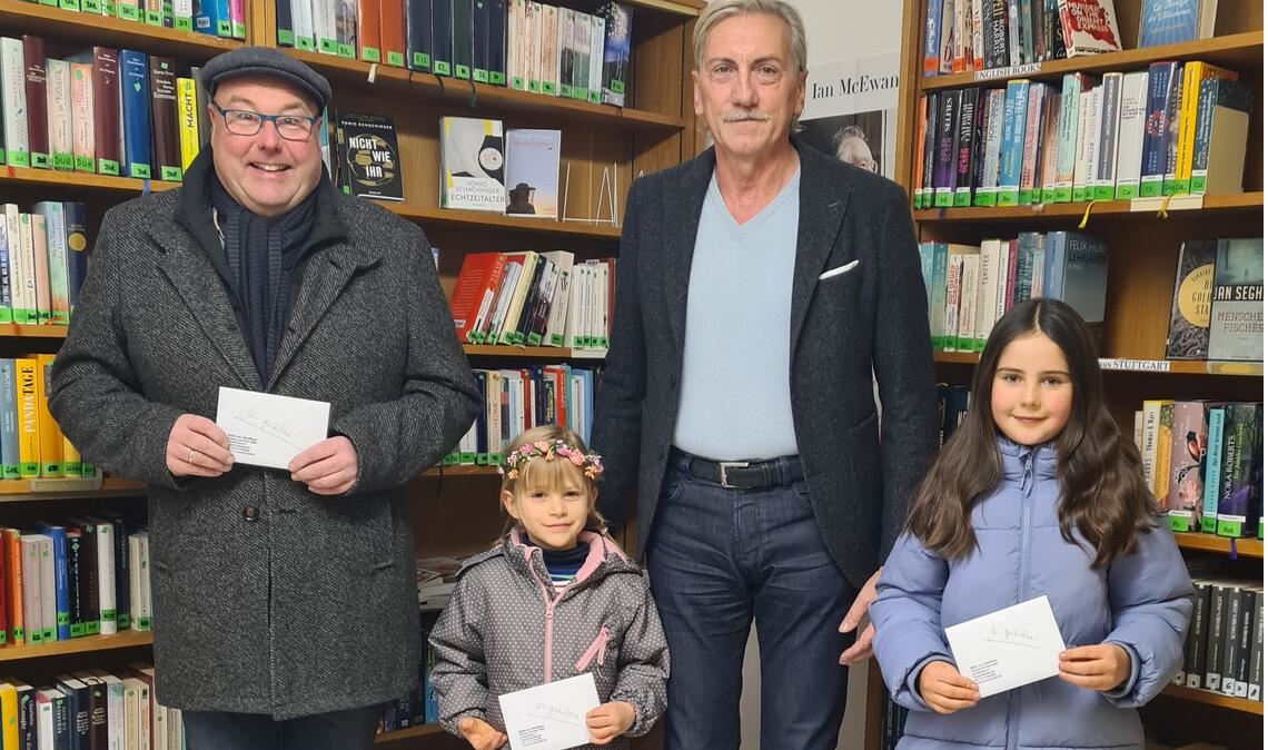 Preisübergabe in der Bücherei in Schmie (v. li.): Klaus Mammel, Lene Bög, Betreuer Karl Velte und Paula Gerst. Foto: privat