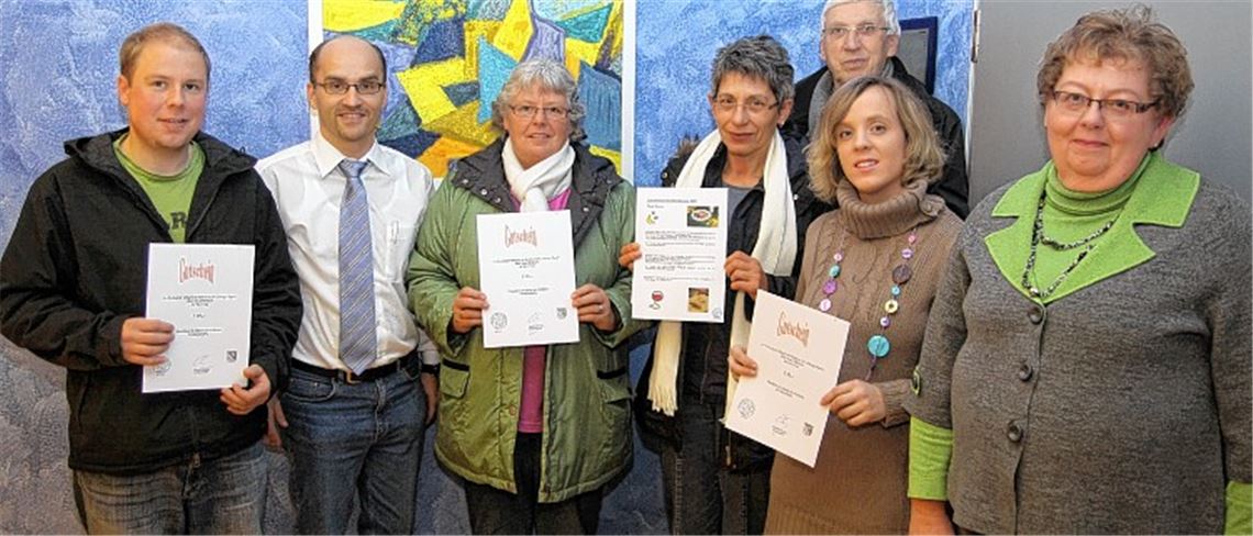 Preisübergabe (v. li.): Tobias Lehner nimmt den Gutschein für seine Verlobte Kathrin Hofmann in Empfang, Bürger- und Rätselmeister Harald Eiberger, Ingrid Lehner, Brigitte Bedrich, Hans-Jürgen Stolze, Madeleine Ebert und Quizmasterin Margrit Gaupp. Foto: Goertz