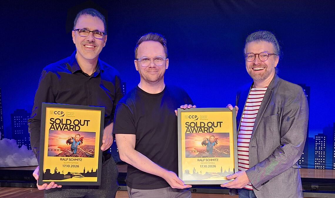 Preisübergabe (v.li.): Paul Taube vom Pforzheimer Kulturhaus Osterfeld, Comedian Ralf Schmitz und Daniel Schuch vom CongressCentrum Pforzheim. Foto: privat