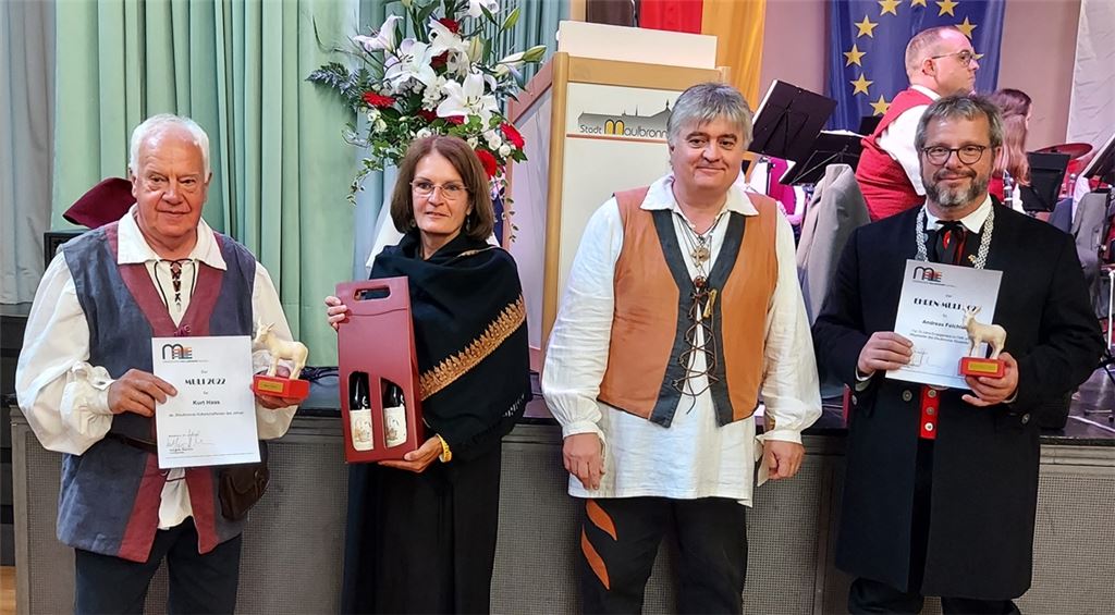 Preisverleihung beim Empfang im Rahmen des Klosterfests (v. li.): Kurt Haas, Vorsitzender des Geschichts- und Heimatvereins, Dr. Karin Ehlers, zweite Vorsitzende des Fördervereins Maulbronner Kultur, der Erste Vorsitzende Wolfgang Haalboom und Bürgermeister Andreas Felchle, der sein letztes Klosterfest in offizieller Mission erlebt hat. Foto: Stadt Maulbronn