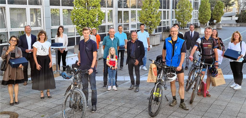 Preisverleihung der Aktion „Stadtradeln“ vor dem Landratsamt: Für die fleißigsten Teilnehmer und Teams gibt es Gutscheine und lobende Worte für ihren Beitrag zum Umweltschutz.Peche