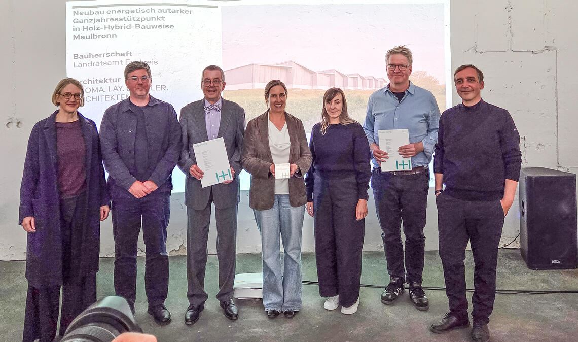 Preisverleihung für den Neubau der Straßenmeisterei Maulbronn. Zu sehen sind ab 2.v.re. Architekt Thomas Buchler, Architektin Cornelia Eisenbrauch, Erste Landesbeamtin Hilde Neidhardt, ihr Vorgänger Wolfgang Herz sowie drei Jurymitglieder. Foto: Metzbaur