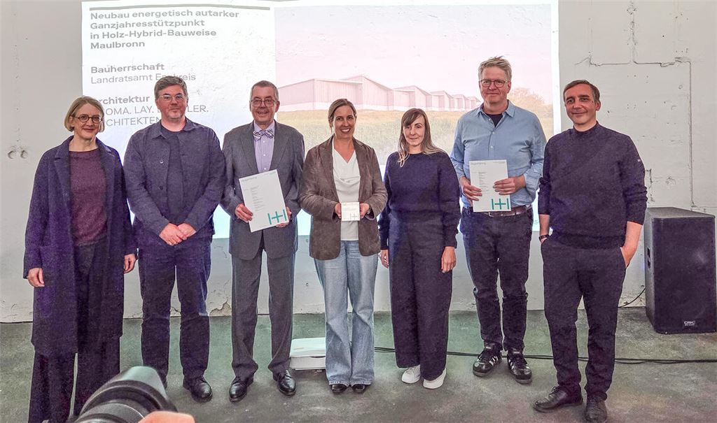 Preisverleihung für den Neubau der Straßenmeisterei Maulbronn. Zu sehen sind ab 2.v.re. Architekt Thomas Buchler, Architektin Cornelia Eisenbrauch, Erste Landesbeamtin Hilde Neidhardt, ihr Vorgänger Wolfgang Herz sowie drei Jurymitglieder. Foto: Metzbaur