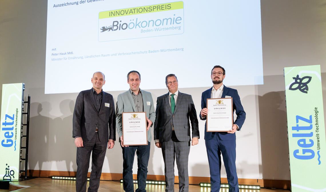 Preisverleihung in Stuttgart mit (v. li.) Roland Jans und Thomas Gutjahr, Geschäftsführer der Stadtwerke Mühlacker und der Biomethananlage in den „Waldäckern“, Minister Peter Hauck und Fabian Geltz von der Firma Geltz-Umwelt-Technologie. Foto: MLR/Jan Potente