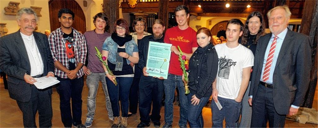 Preisverleihung in der Kelter (v. li.): Dekan Ulf van Luijk (Bürgerstiftung Mühlacker), die ProZwo-Jugendräte Amazi Arisegaran, Cihangir Kazan und Lea John, Ursula Schaier (Bürgerstiftung Mühlacker), die weiteren Preisträger Patrick Mahler, Steffen Kramer, Nadine Gebauer und Robin Gross, Jugendhausleiterin Gudrun Sauter und Wolf-Dieter Fuchslocher (Bürgerstiftung Mühlacker).