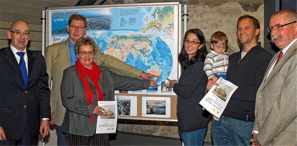 Preisverleihung zum Fotowettbewerb (v. li.): Michael Hörrmann von der Landesbehörde Staatliche Schlösser und Gärten, die Teilnehmer Günter und Ilona Pfeiffer sowie Jeanette und Sven Koschnike mit Söhnchen, rechts Peter Braun von der Klosterverwaltung.