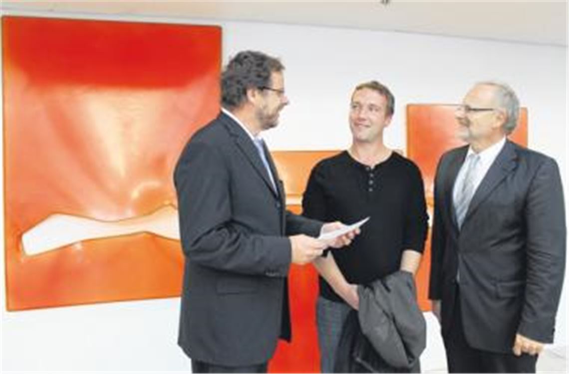 Preisverwöhnt ist der Berliner Künstler Axel Anklam (Mitte). Bei der Eröffnung seiner Ausstellung im Landratsamt zeichnen ihn Kuno Schlichtenmaier, Vorstand der Beck-Stiftung (li.), und Landrat Karl Röckinger mit dem Gerlinde-Beck-Preis aus. Foto: Ochs 