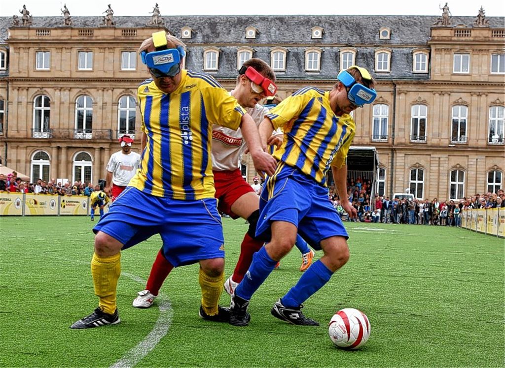 Preiswürdiges Motiv: Blindenfußball vor malerischer Kulisse. Foto: Britsch/Baumann