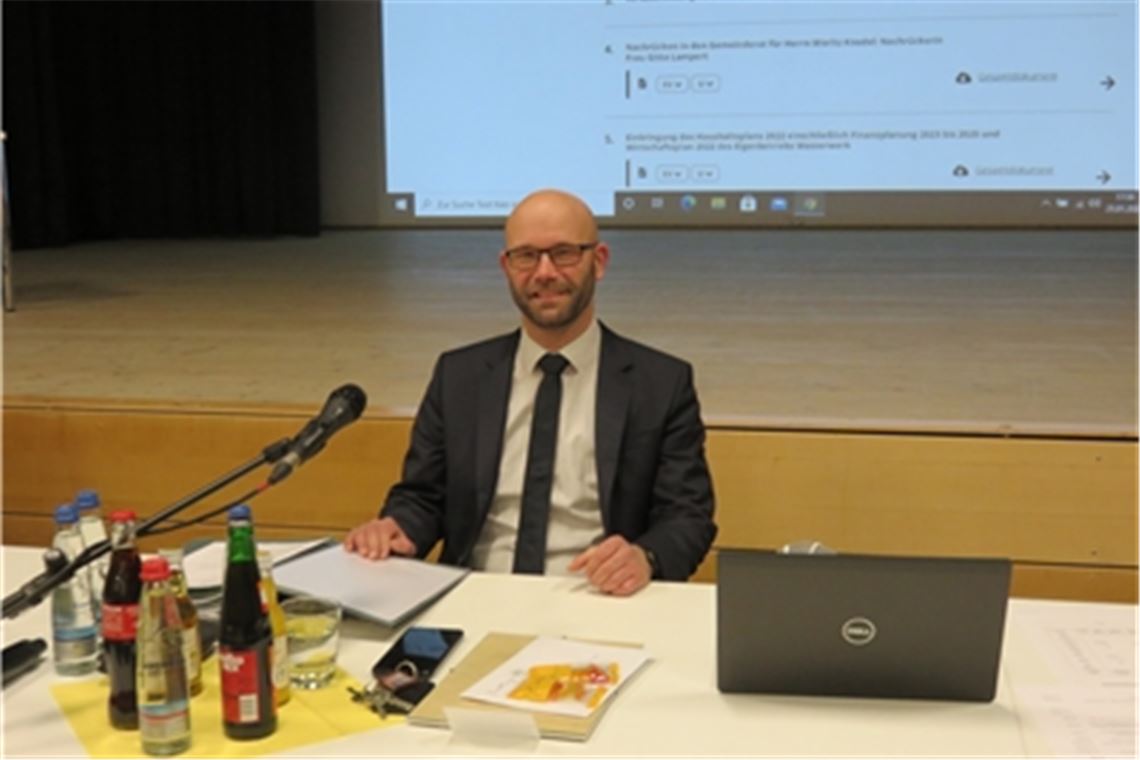 Premiere: Alexander Kozel leitet seine erste Gemeinderatssitzung in Knittlingen. Foto: Becker