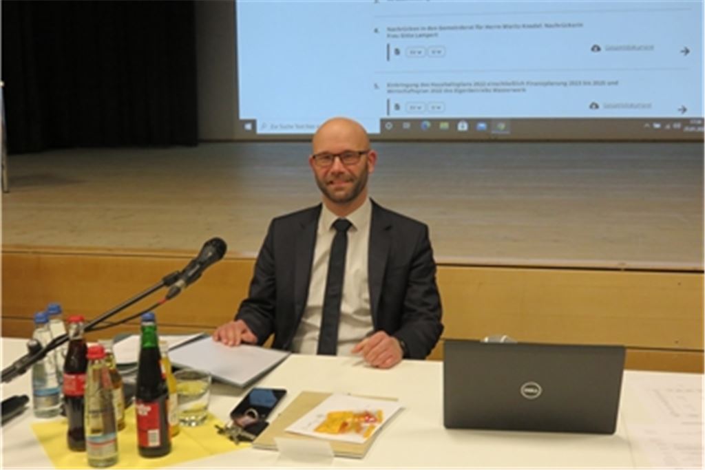 Premiere: Alexander Kozel leitet seine erste Gemeinderatssitzung in Knittlingen. Foto: Becker