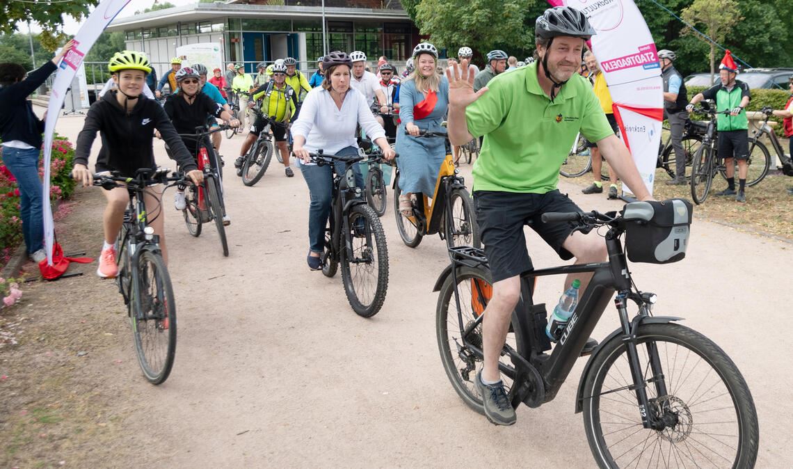 Premiere: Mit Bernd Pelz (vorne) geht es von Diefenbach auf dem Metterradweg nach Bietigheim-Bissingen. Fotos: Fotomoment