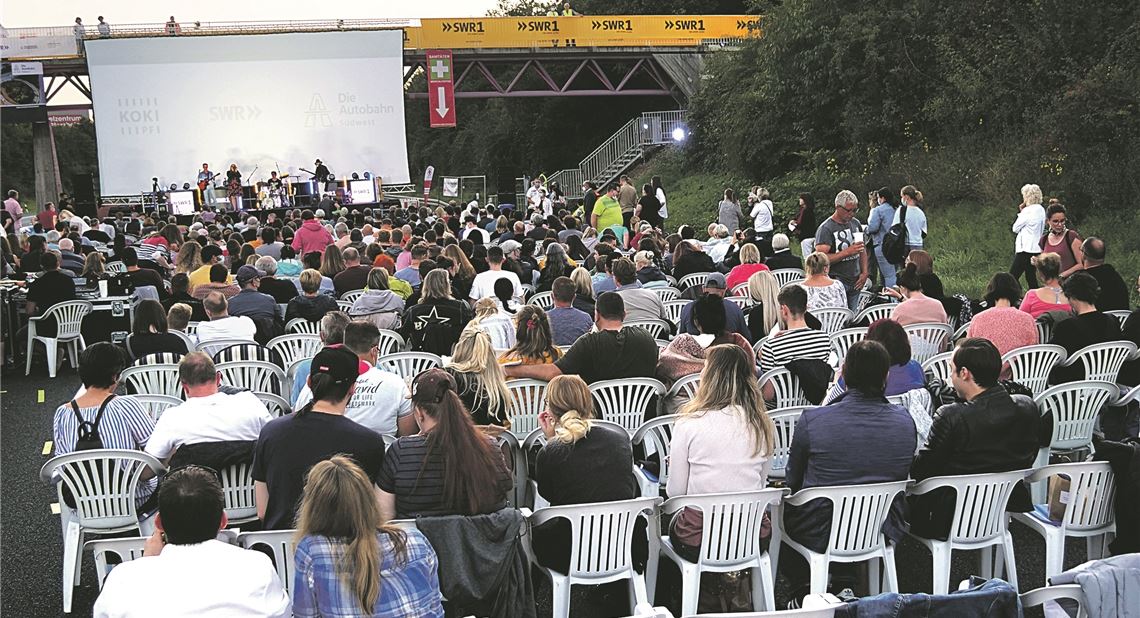 Premiere auf einer deutschen Autobahn: Während der Vollsperrung der A8 hängt eine 15 Meter breite Leinwand fürs Open-Air-Kino von der Brücke. Beim musikalischen Programm herrscht ausgelassene Feststimmung. Es wird fröhlich getanzt, und an Angeboten fürs leibliche Wohl mangelt es ebenfalls nicht. Fotos: Friedrich