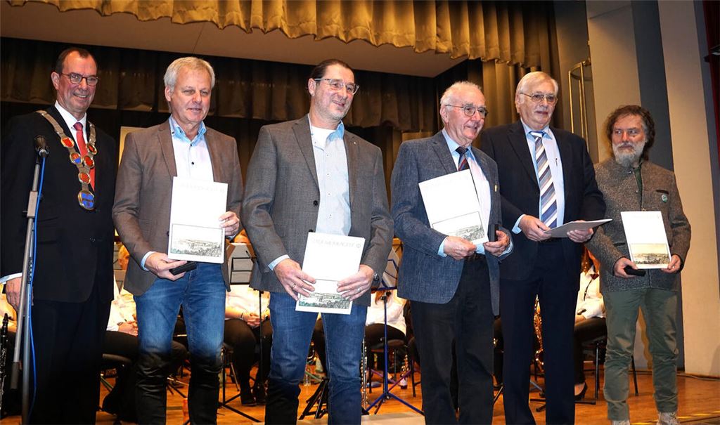 Premiere beim Neujahrsempfang: Oberbürgermeister Frank Schneider (li.) verleiht an die „Senderretter“ – von links: Thomas Knapp, Steffen Ritter, Dieter Eberle, Hans-Bernd Weiner und Jürgen Fegert – erstmals die neue Senderstadt-Medaille. Fotos: Bastian