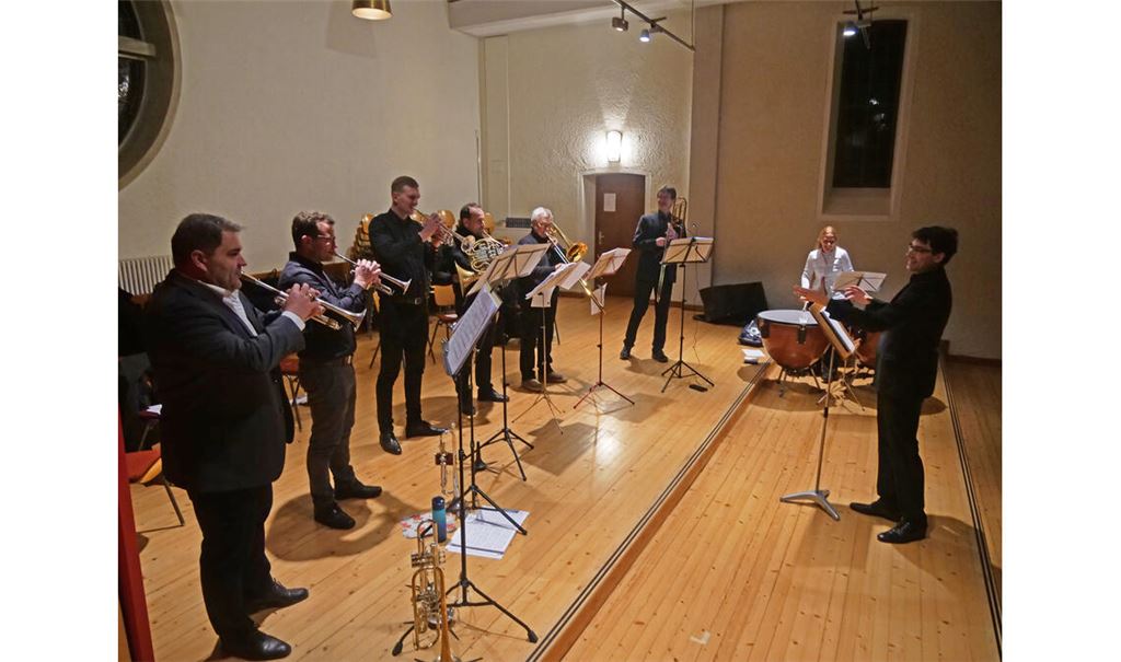 Premiere für das Silvesterkonzert in der Pauluskirche: Ein Blechbläserensemble mit Musikern aus der Region lockt unter der musikalischen Leitung von Markus Piringer (re.) am Silvesterabend knapp 300 Besucher in das Mühlacker Gotteshaus. Foto: Friedrich