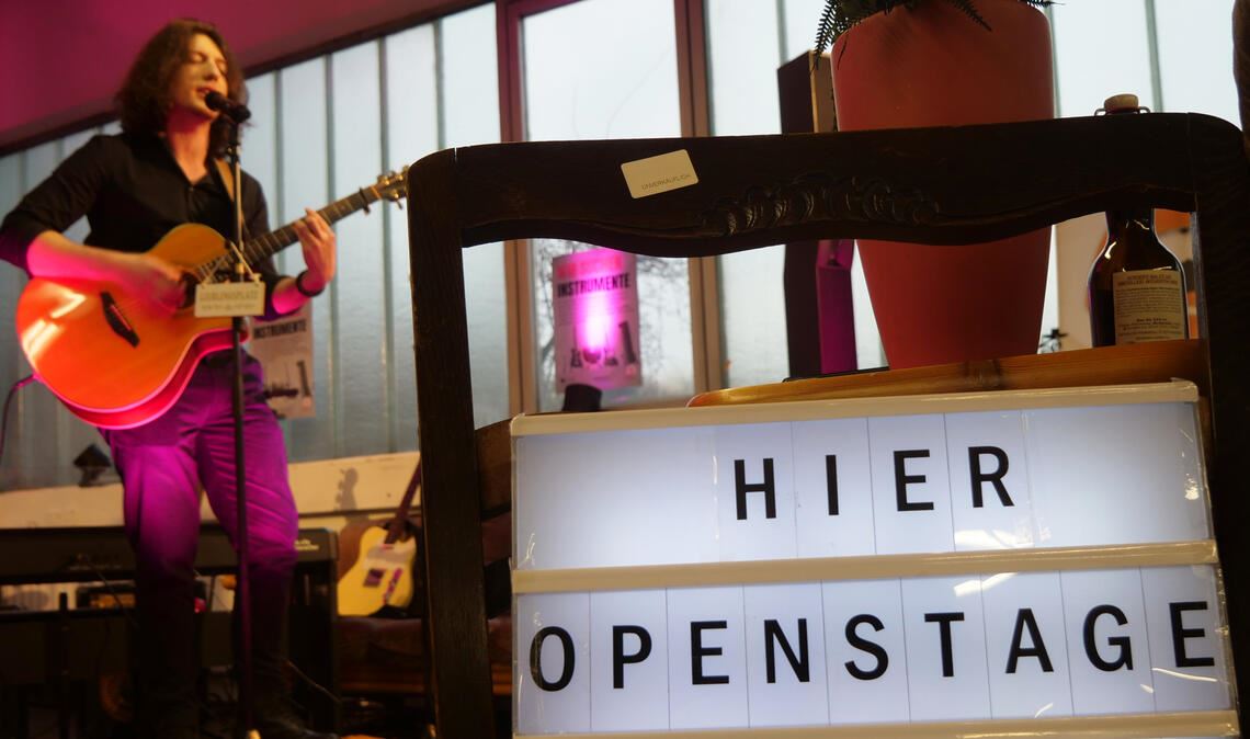 Premiere für die „Open Stage“ am Freitagabend: Im Pforzheimer Sozialkaufhaus erklingt ab sofort an jedem letzten Freitag eines Monats Musik. Foto: Friedrich