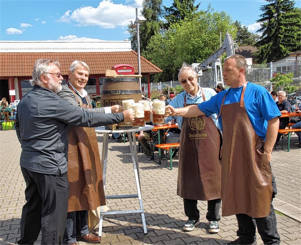 Premiere für ein neues Bier: Gerd Schweizer vom Forum Bau und Kultur, Palmbräu-Eigentümer Wolfgang Scheidtweiler, Museumsbesitzer Walter Pfitzenmaier und Getränkehändler Volker Nowitzki[[br]](v.li.) stoßen mit dem „Knittlinger Urfaust“ an. 