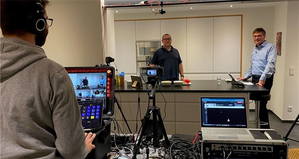 Premiere fürs Format „Aize trifft“: Moderator Michael Gutjahr (re.) hat Thomas Hammer (Mitte) zu Gast und plaudert mit ihm unter anderem übers Kochen und den beruflichen Werdegang. Foto: privat