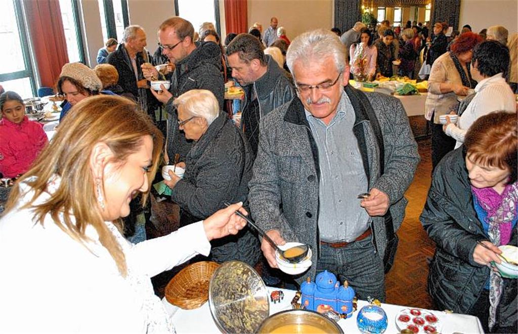 Premiere gelungen: Rund 350 Neugierige kommen zum Suppenfest in den kleinen Mühlehof-Saal.