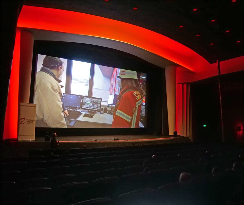 Premiere im Kino Rex: Erstmals werden die Filme des Feuerwehrverbands Enzkreis, die in Zusammenarbeit mit Studenten der Hochschule für Verwaltung in Ludwigsburg entstanden sind, vorgeführt.Foto: Friedrich