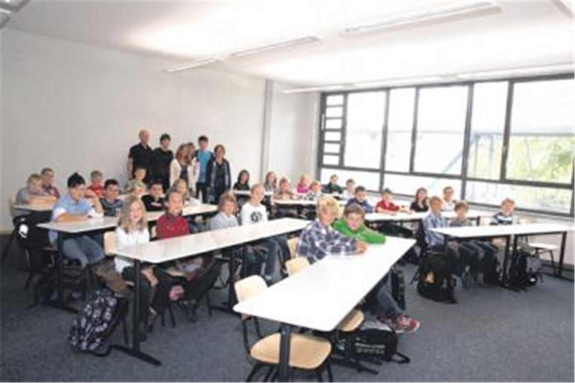 Premiere im Klassenzimmer: Die Fünftklässler, hier mit Klassenlehrern und Schulpaten, starten ihre Schulkarriere am THG. Fotos: Gollnow