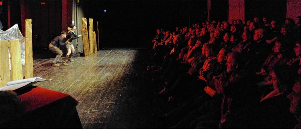 Premiere im Mühlehof: Erstmalig findet in der Reihe „Theater zum Thema“ eine Aufführung statt, die das Publikum wenige Meter von den Darstellern entfernt selbst auf der Bühne erlebt.