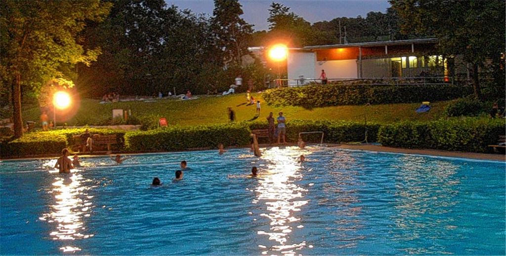 Premiere im Sternenfelser Freibad: Freibadverein und Feuerwehr haben zum Flutlichtschwimmen eingeladen. Foto: Garhöfer
