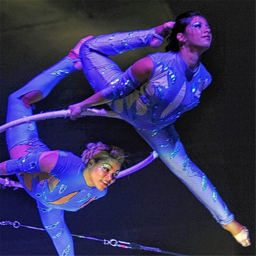 Premiere in Mühlacker: Mit einem spannenden Programm – hier Yumi und Yolanda am Luftring und Reinhard Probst mit seiner Exotenparade – gastiert der Zirkus Probst im Letten.
