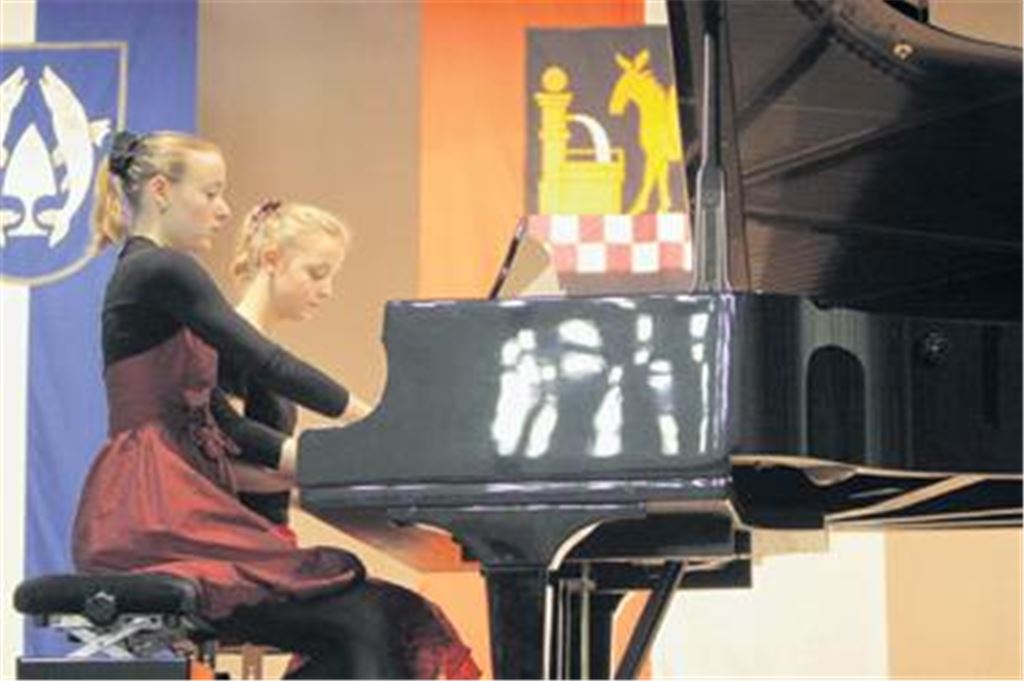 Premiere in der Heimat: Beim Maulbronner Neujahrsempfang spielen die Schwestern Marina und Magdalena Müllerperth (vorn) erstmals vierhändig vor Publikum. 
Foto: Hansen