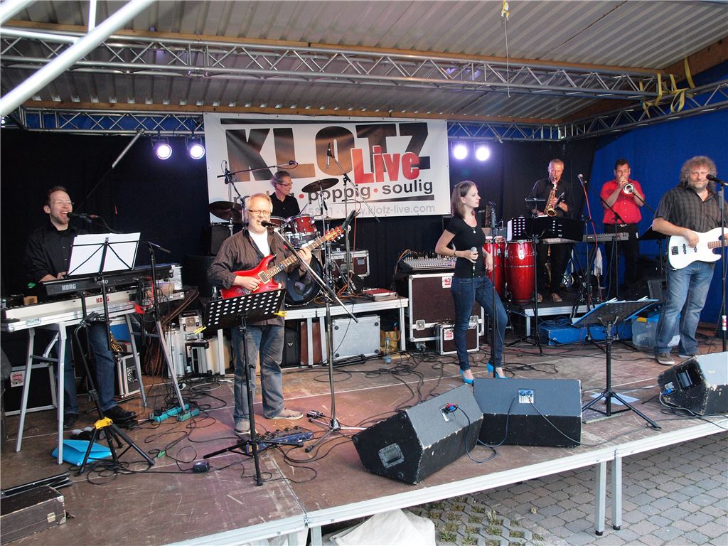 Premiere von „Klotz live“: Die neue siebenköpfige Band um Norbert und Diana Klotz, die für Rock, Pop und Soul steht, sorgt beim Wein- und Musikfest für Stimmung.   Foto: Appich