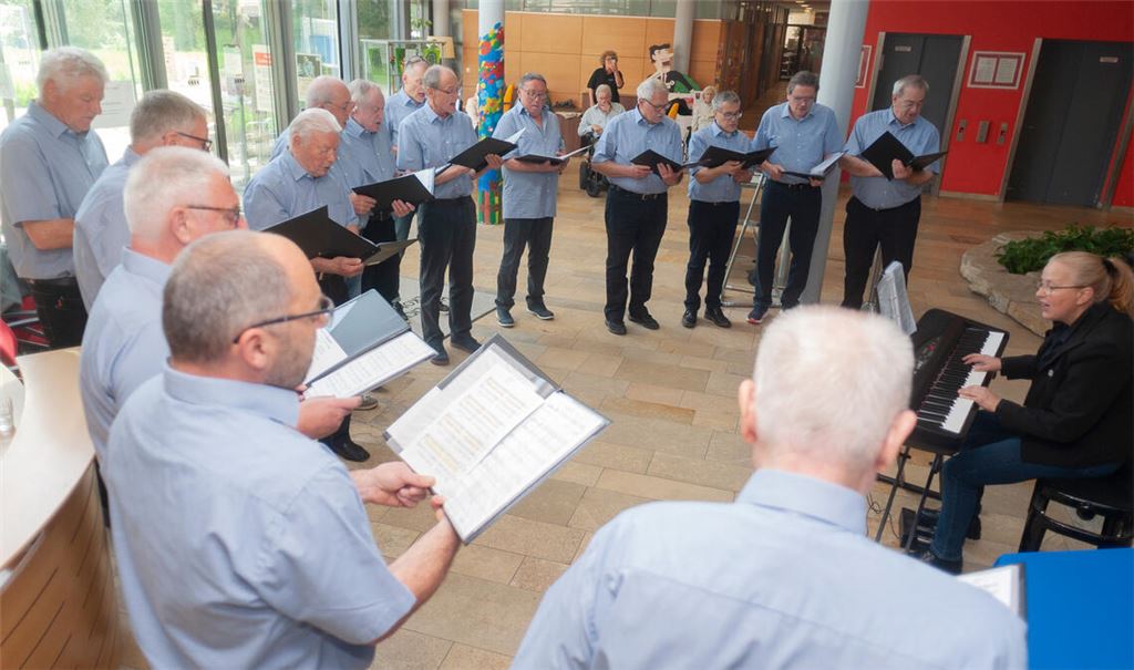 Premierenauftritt unter der neuen Chorleiterin Esther Rau. Foto: Fotomoment