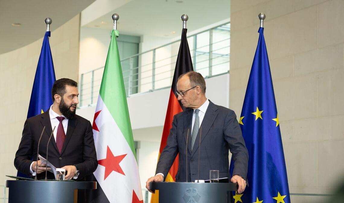 Pressekonferenz mit Bundeskanzler Friedrich Merz (CDU) und dem syrischen Praesidenten Ahmed al-Scharaa (li.)  nach den Gespraechen im Bundeskanzleramt in Berlin.
