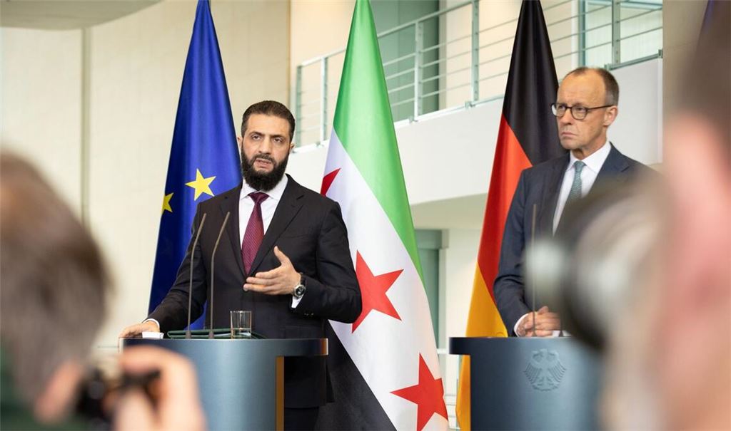 Pressekonferenz mit Bundeskanzler Friedrich Merz (CDU) und dem syrischen Praesidenten Ahmed al-Scharaa (li.) nach den Gespraechen im Bundeskanzleramt in Berlin. (Archivbild)