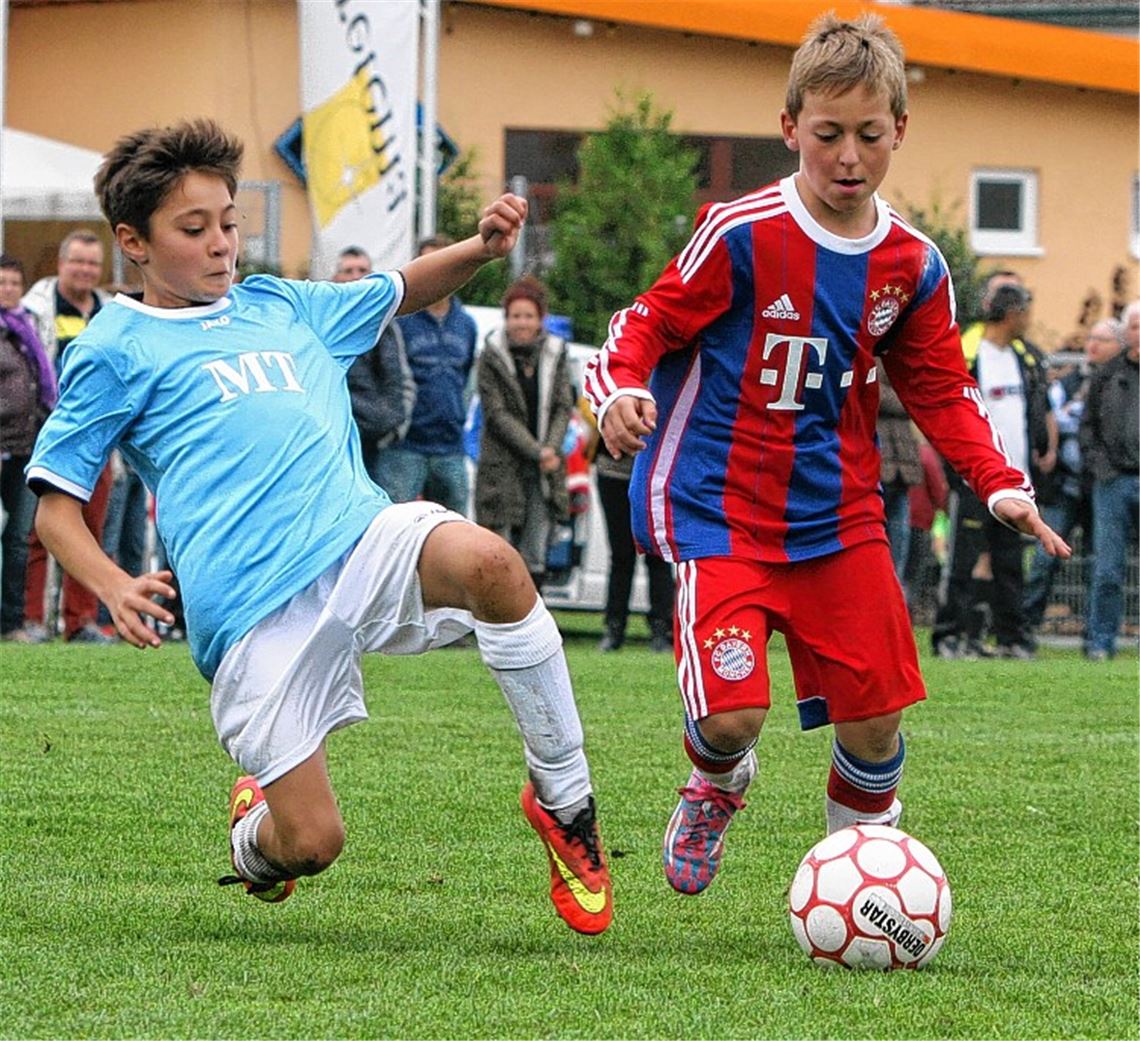 Pretema-Geschäftsführer Daniel Pischmann überreicht den Pokal an Werder Bremen. Im Hintergrund der Viktoria-Vorsitzende Heinz Voges.