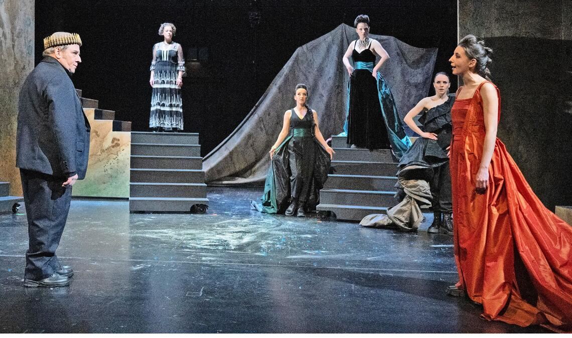 Priamos (Martin Theuer) und Kassandra (Lily Frank, rechts) kämpfen um die Wahrheit in „Kassandra und die Frauen Trojas“.