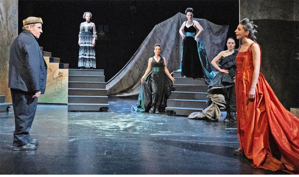 Priamos (Martin Theuer) und Kassandra (Lily Frank, rechts) kämpfen um die Wahrheit in „Kassandra und die Frauen Trojas“.