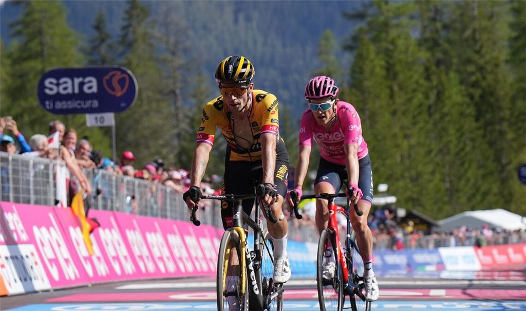 Primoz Roglic (l) aus Slowenien und Geraint Thomas aus Großbritannien in Aktion.