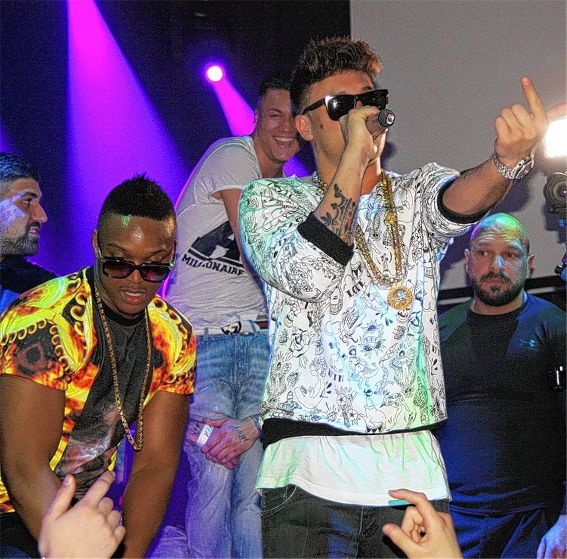 Prince Kay One und der Rapper Emory (li.) heizen die Stimmung an. Foto: Mummert