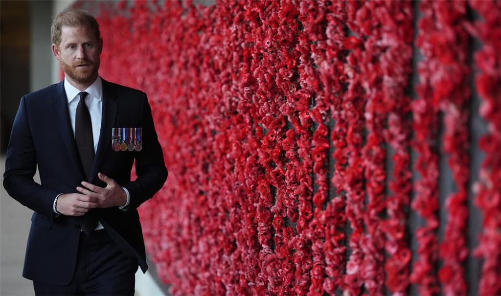 Prinz Harry, Herzog von Sussex, besichtigt am zweiten Tag der königlichen Australienreise die Wall of Remembrance am Australian War Memorial.