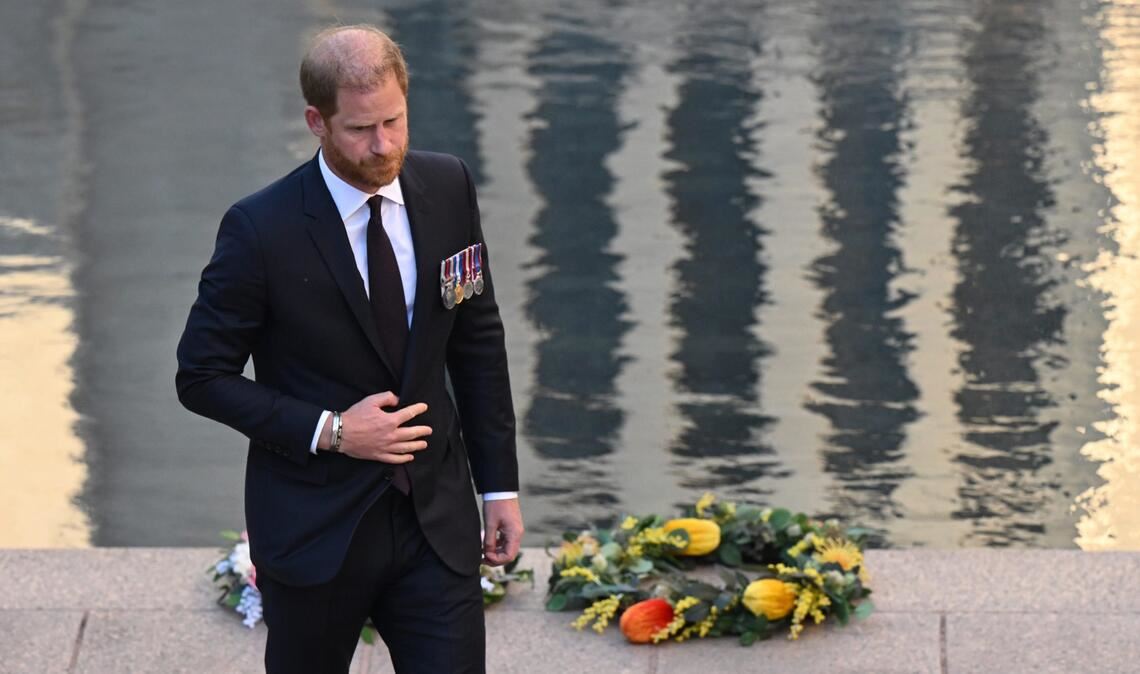Prinz Harry, Herzog von Sussex, legt einen Kranz nieder, als er anlässlich seines Besuchs im Australian War Memorial an der «Last Post»-Zeremonie teilnimmt. Harry und seine Frau reisen auf eigene Faust durch Australien.