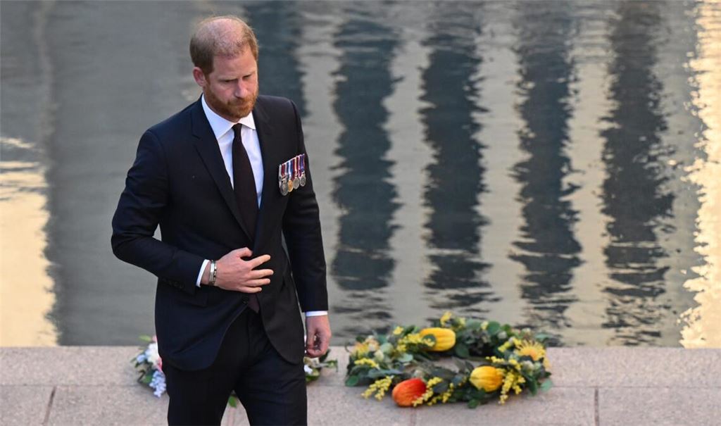 Prinz Harry, Herzog von Sussex, legt einen Kranz nieder, als er anlässlich seines Besuchs im Australian War Memorial an der «Last Post»-Zeremonie teilnimmt. Harry und seine Frau reisen auf eigene Faust durch Australien.