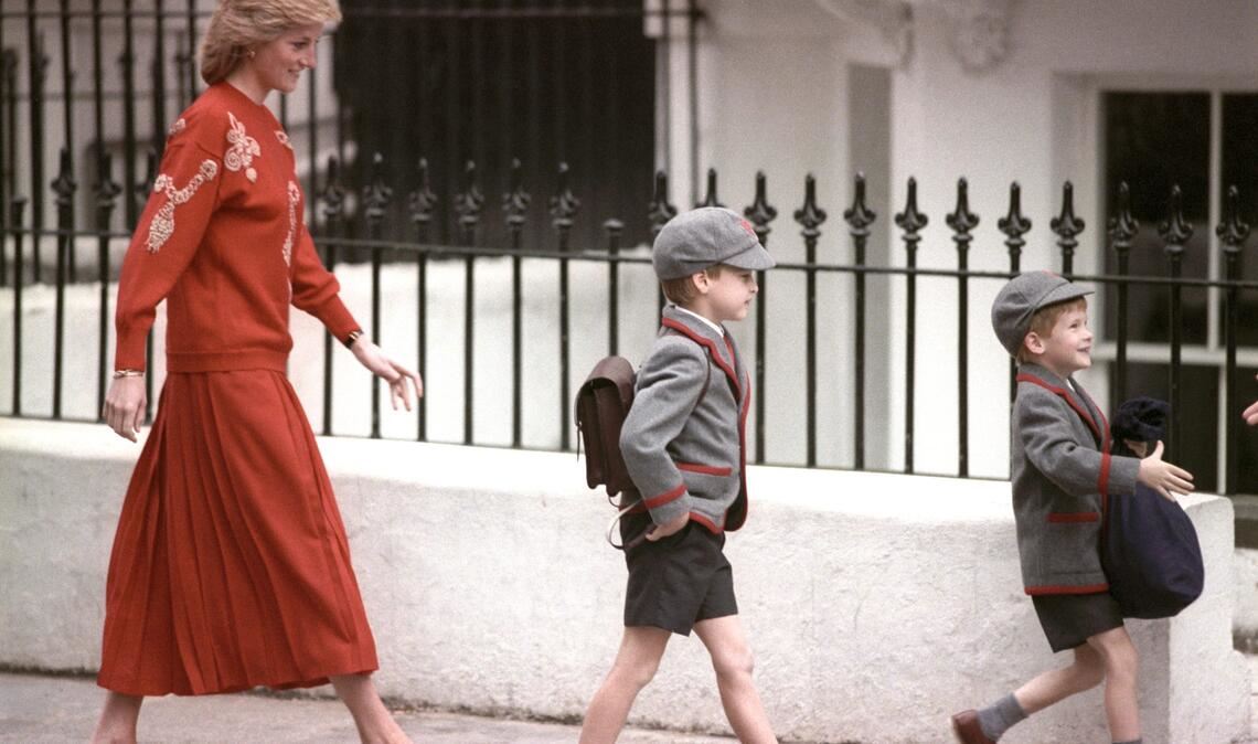 Prinz William (M) und Prinz Harry gehen an Harrys erstem Schultag in Begleitung ihrer Mutter Diana, Prinzessin von Wales, zur Schule.