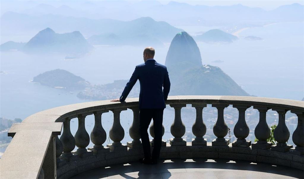 Prinz William schaut von einem Aussichtspunkt an der Christusstatue auf dem Berg Corcovado in Rio de Janeiro auf den Zuckerhut.