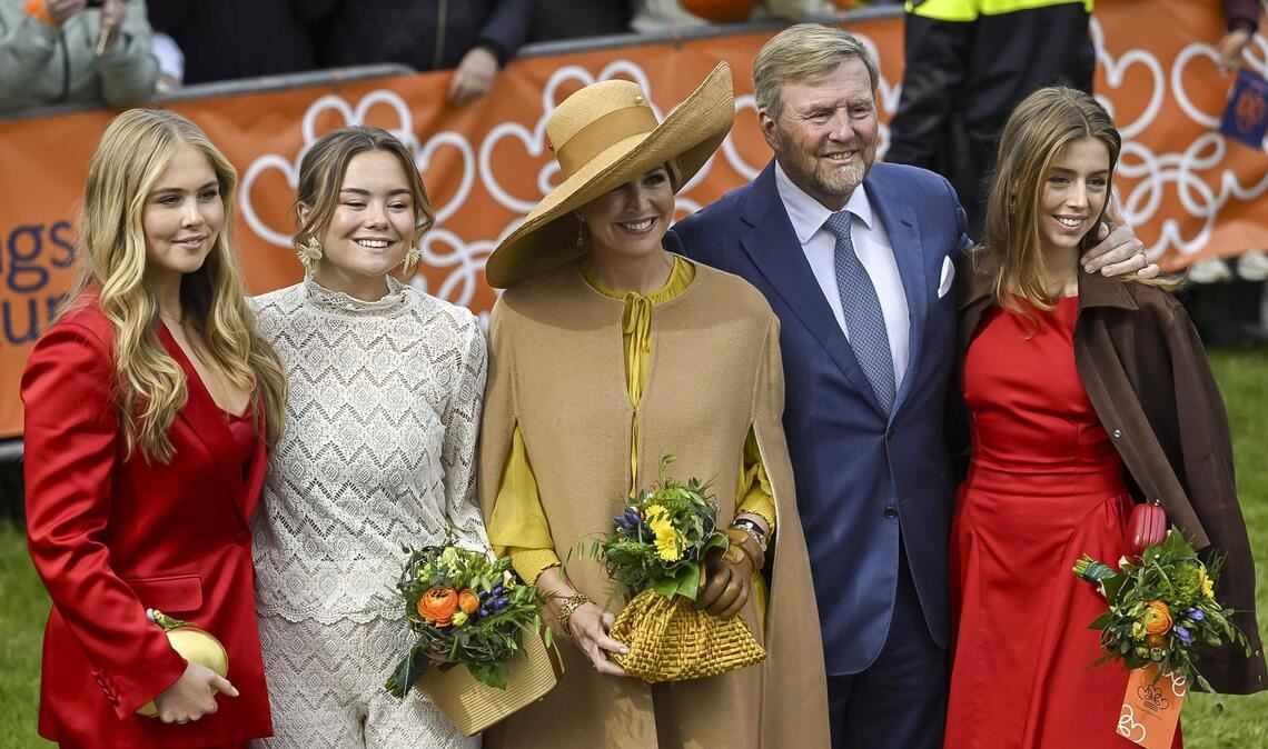 Prinzessin Amalia, Prinzessin Ariane, Königin Máxima, König Willem-Alexander und Prinzessin Alexia (von links) posieren bei den Feierlichkeiten zum Königstag für ein Foto.