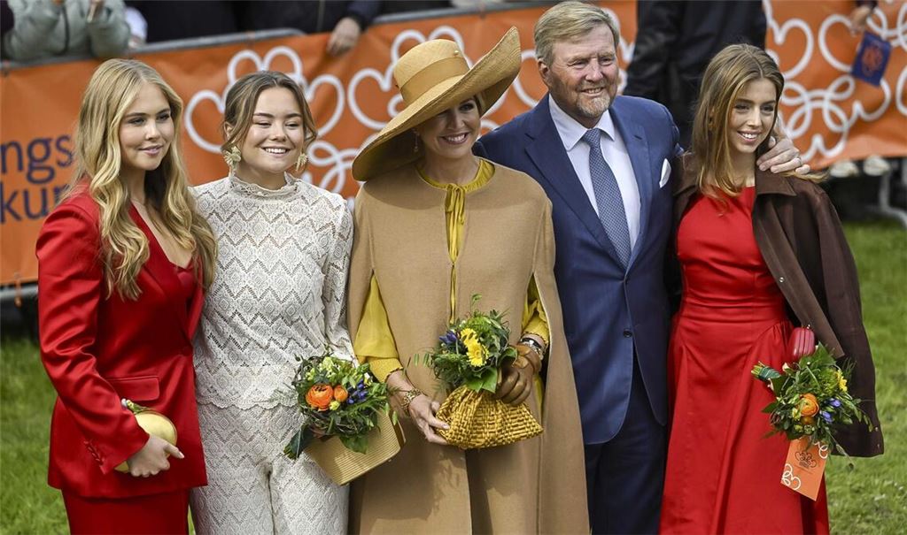 Prinzessin Amalia (l-r), Prinzessin Ariane, Königin Máxima, König Willem-Alexander und Prinzessin Alexia posieren bei den Feierlichkeiten zum Königstag für ein Foto. Der König feiert seinen 59. Geburtstag mit seiner Familie in der friesischen Stadt Dokkum.