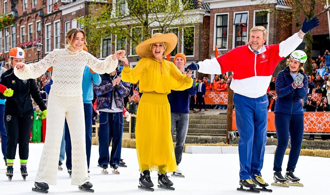 Prinzessin Ariane, Königin Máxima und König Willem-Alexander auf einer eigenes angelegten Eisbahn.
