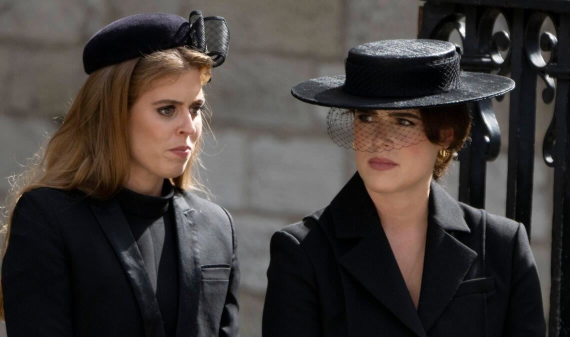 Prinzessin Beatrice und Prinzessin Eugenie bei der Beisetzung von Königin Elizabeth II. im Jahr 2022.