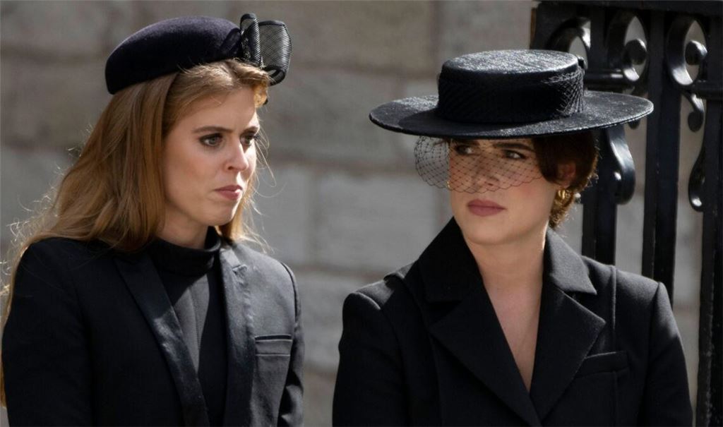 Prinzessin Beatrice und Prinzessin Eugenie bei der Beisetzung von Königin Elizabeth II. im Jahr 2022.